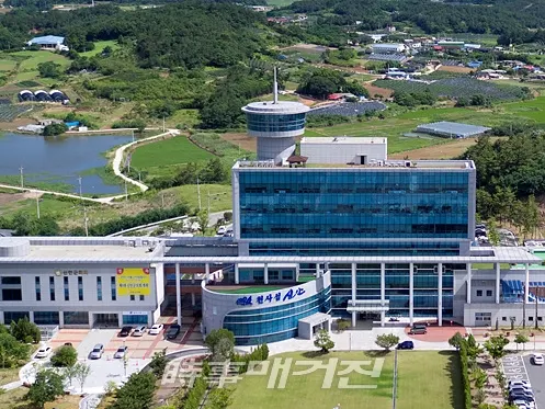 신안군은 올해 친환경농업 예산이 569억원으로 급속한 고령화와 기후변화 온난화의 진전에 선제적 대응하려 노력하고 있고, 품목별로 다양한 농축산업에 종사하고 있는 농가에 대해 지원을 하고 있다.사진은 신안군청 전경이다.. (사진_신안군청)