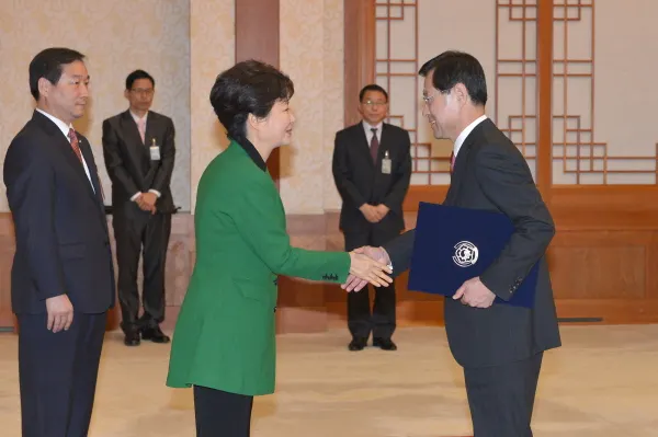 ▲ 박근혜 대통령이 12월2일 청와대에서 김진태 신임 검찰총장에게 임명장을 수여하고 있다
