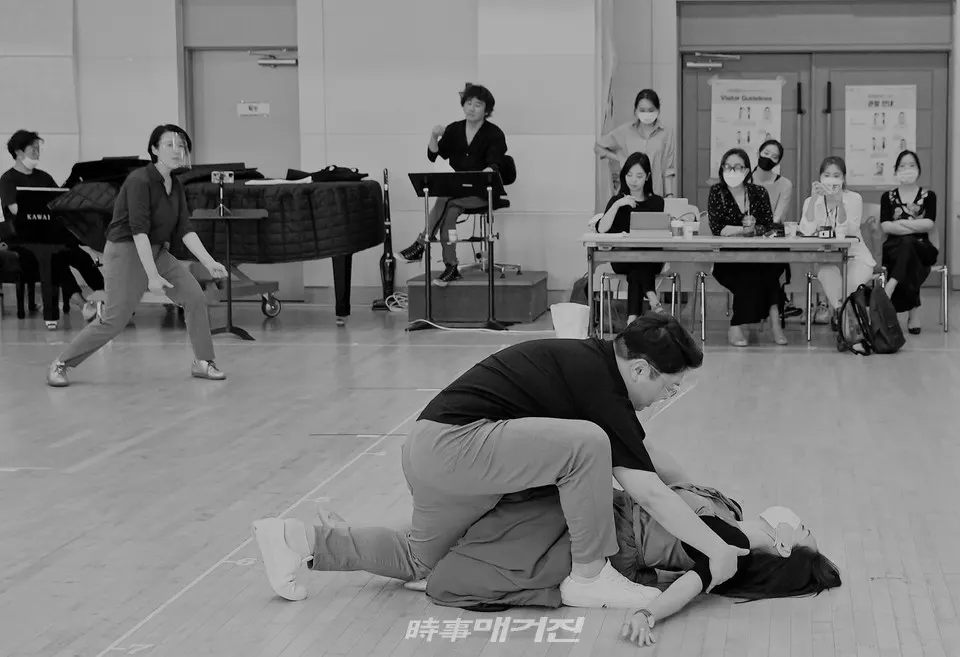 오페라 ‘레드 슈즈’ 역시 ‘컬러 없는 도시’의 ‘컬러 잃은 사람들’이라는 가사처럼, 개성 없는 사람들로 가득한 색채 없는 도시가 배경이다. 오페라 '레드 슈즈' 연습컷 (사진=국립오페라단)