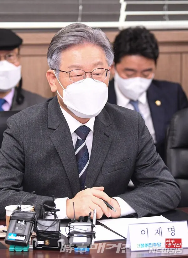 이재명 대선후보는 “가상자산업을 제도적으로 인정해 다양한 사업 기회를 보장하겠다”라고 밝혔다. 가상자산 법제화를 통해 객관적 상장 기준을 마련하고 공시제도를 투명화하겠다고 했다. 불공정거래 행위는 감시하고 정보격차를 해소할 보호 규정도 마련하겠다고 약속했다.(사진_뉴시스)