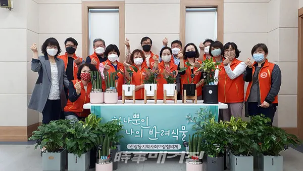 광주광역시 광산구 신창동 지역사회보장협의체는 27일 가정의 달을 맞아 외출이 쉽지 않은 홀몸어르신과 장애인 가정 20세대에 반려식물인 공기정화식물을 전달하고 안부를 살폈다.(사진_광주광역시 광산구청)