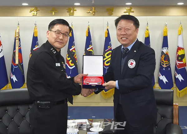 해군잠수함사령부가 19일(목), 2019 경남지역 헌혈 우수부대로 선정되어 대한적십자사 경남혈액원으로부터「혈액사업 유공기관 감사패」를 받았다.사진은 12월 19일(목), 정일식(소장) 해군잠수함사령관이 부대를 대표하여 대한적십자사 경남혈액원으로부터「혈액사업 유공기관 감사패」를 전달 받은 후 기념사진을 찍고 있다.(사진_해군잠수함사령부)