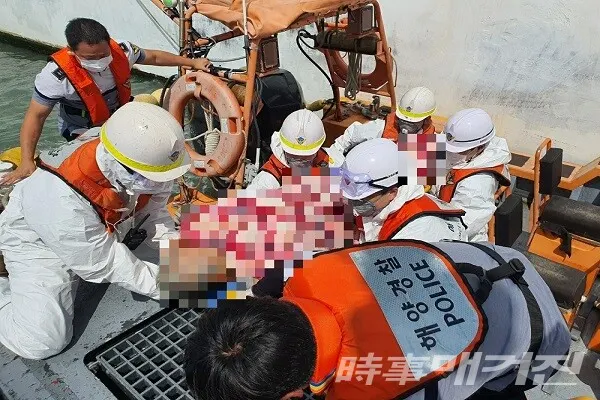 지난 21일 흑산도에서 심한 복통을 호소하던 섬주민이 해경에 의해 이송됐다/사진=목포해양경찰서 제공