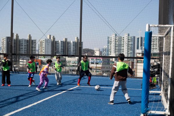 지난 3월 7일 달성 어린이 스포츠 교실에서 이주배경·비이주배경 아동들이 축구 경기를 즐기고 있다.(사진_달성군)