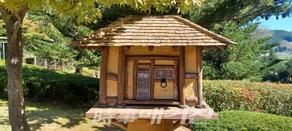 작품 산촌 풍격의 향토색(사진_안나겸 기자)