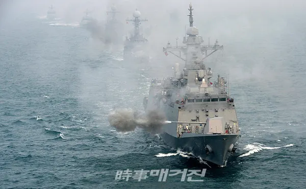 서해를 수호하는 해군 2함대사령부 소속 호위함 인천함(FFG-811, 2,500톤급)이 2019년도 '바다의 탑건(Top Gun)함, 해군 포술 최우수 전투함'의 영예를 차지했다.사진은 지난 2017년 1월 2일 해군 제2함대사령부 소속 인천함(FFG, 2,500톤급)이 신년 해상기동사격 훈련에서 함포를 발사하고 있다.(사진_해군2함대)
