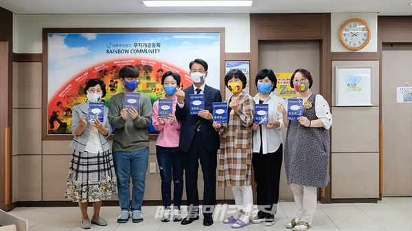 광주시립미술관은 “코로나19 예방을 위해 2020 광주시립미술관 청년예술인 지원센터 입주작가들과 함께 ‘아트 마스크’를 제작 29일 광주시장애인복지관, 북구노인종합복지관, 엠마우스복지관 등 사회복지시설을 방문하여 아트 마스크를 전달했다”고 밝혔다.(사진_광주시립미술관)