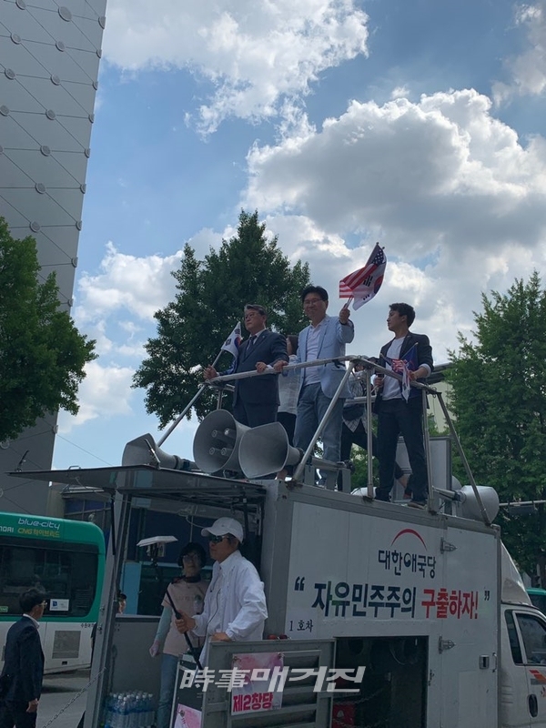 지난 6월에 열린 태극기 집회에서 조원진 공동대표와 홍문종 공동대표가 차량에 올라타 태극기 를 흔들고 있다.(사진_조원진 의원실)