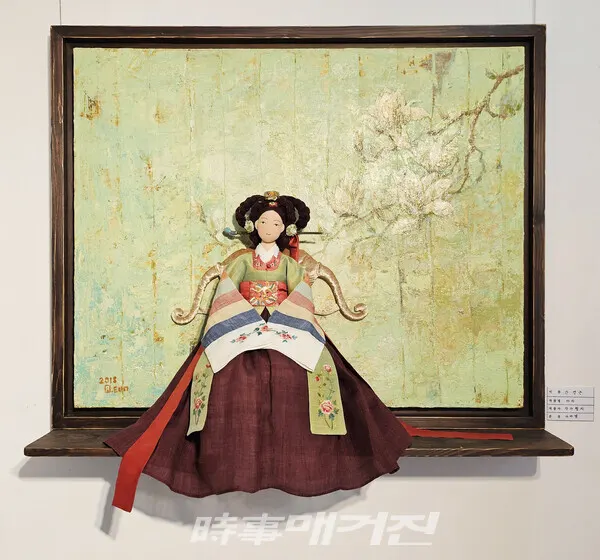 안경은 작가의 인형은 ‘마마엘’이라는 이름을 갖고 있다. 위 사진은 안 작가의 작품(사진_시사매거진)