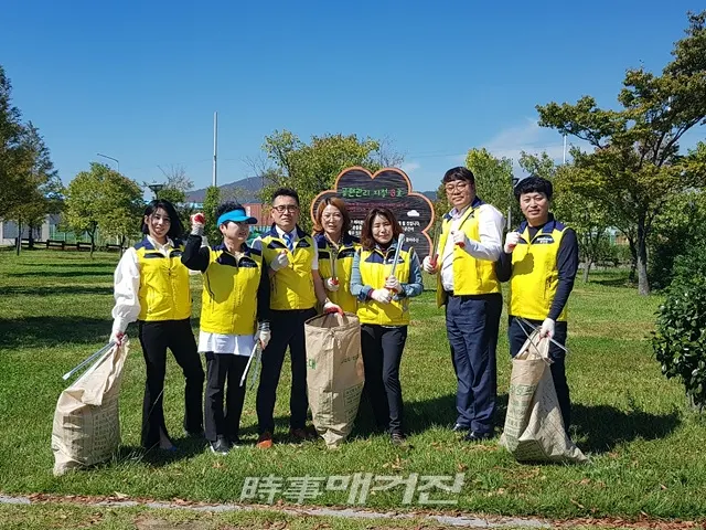 광양시 중마동 주민자치위원회(위원장 한기택)는 지난 10일(목) 10월 정례회의를 마치고 20여 명의 주민자치위원들과 함께 중마일반부두 해양공원 일원에서 쓰레기 수거 등 환경정화 활동시간을 시간을 가졌다.(사진_광양시청)