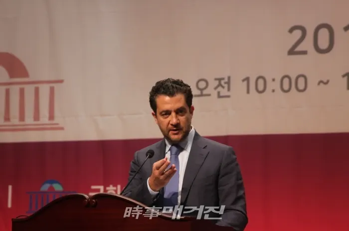 30일 국회에서 열린 '2019 블록체인 대전망' 컨퍼런스에서 축사를 하고 있는 조지 키크바드제(George Kikvadze) 비트퓨리 그룹 부회장(사진_박희윤 기자)