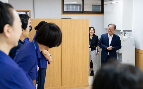 김석준 교육감 폭염기 근무 환경 점검 모습. (사진_부산교육청)