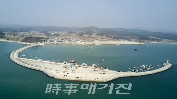 남당항의 낙조가 아름다워 일 년 내내 등산객과 관광객의 발길이 이어지고 있다. 사진은 남당항 항공촬영 장면.(출처_홍성군청)