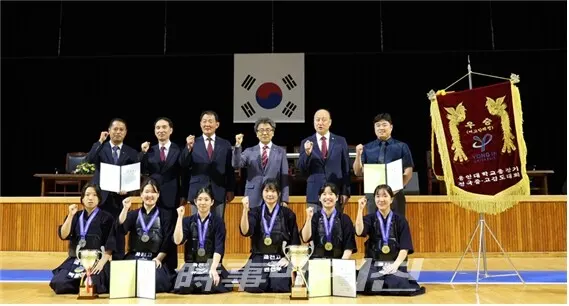 여고부단체전 우승팀인 경기과천고 선수단