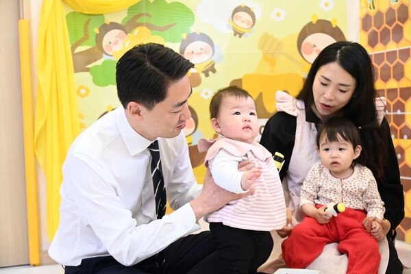 최재훈 달성군수가 13일 옥포읍 강림어린이집을 찾아 0세반 및 장애아반 교사 대 아동 비율 개선 사업 현황을 살피고 아이들과 소통하고 있다.(사진_달성군)
