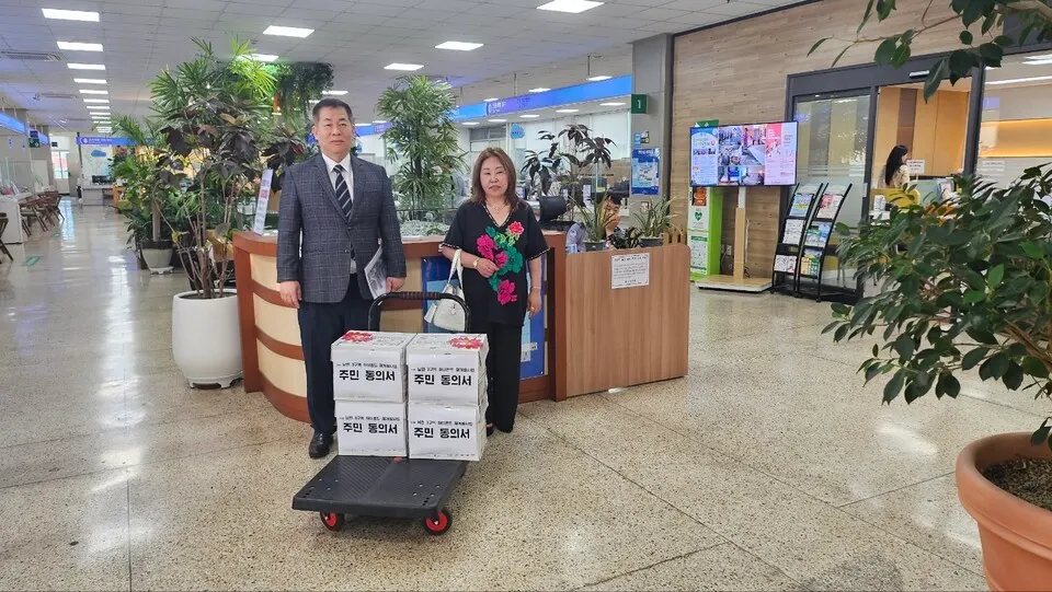 지난 11일 주영록 남천3하이엔드 재개발 대표(왼쪽)가 약 6만 평 규모의 남천동 일대 정비계획 입안 제안서를 부산 수영구청에 공식 제출한 뒤 기념촬영을 하고 있다.(사진_남천하이엔드 재개발 추진위)