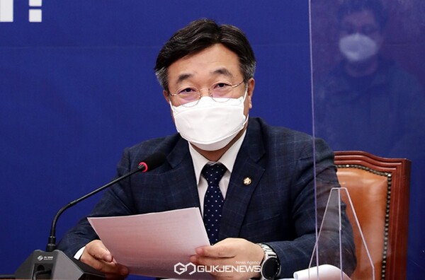 윤호중 더불어민주당 원내대표가 18일 국회에서 열린 최고위원회의에 참석해 돈을 받은 사람이 진짜 몸통이라고 말하고 있다.(사진제공/국제뉴스)