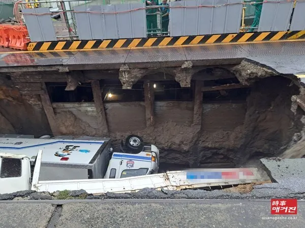 국토교통부와 소방청의 통계에 따르면 2019년부터 2023년까지 전국에서 발생한 도로 침하, 즉 싱크홀 사고는 총 957건에 달한다. 단순 계산으로도 매주 3건 가까운 싱크홀이 발생한 셈이다. 그중에서도 인구 밀집지역인 서울과 부산은 집중 발생 지역이다. 실제로 2024년 부산 해운대 도심 한복판에 대형 싱크홀이 생기며 지나가던 차량이 함몰돼 2명이 부상했고, 2025년 초 서울 마포에서도 도로 일부가 꺼지며 긴급 통제가 이뤄졌다.(사진_뉴시스)