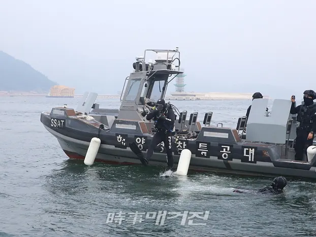 ▲ 수중수색을 위해 물에 뛰어들고 있는 해양경찰 특공대. (사진_서해지방해양경찰청)