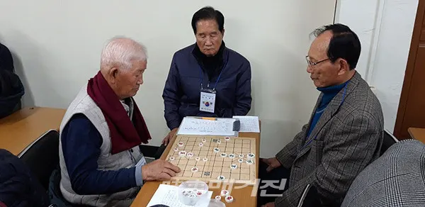 사단법인 대한노인회신안군지회는 6일, 신안군지회 사무실에서 제9회 신안군지회장기 장기대회를 성황리에 마쳤다.(사진_신안군청)