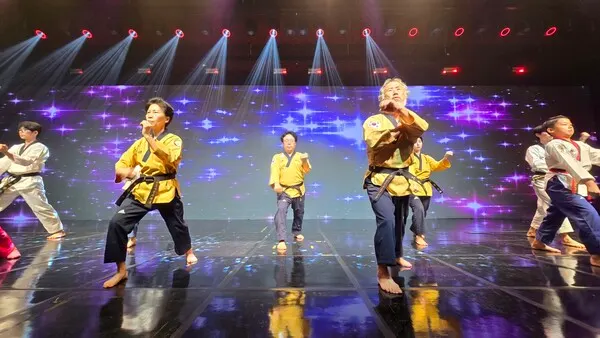 태권도원에서 열린 ‘2026년 태권도의 날 기념식’에서 축하 공연으로 품새 시연이 펼쳐지고 있다. (사진_태권도진흥재단)