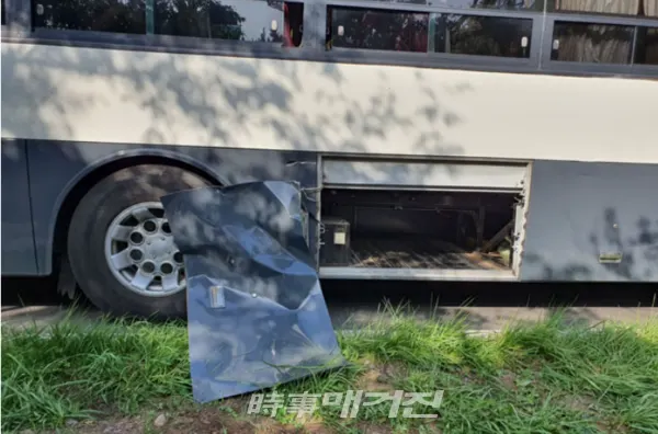 사고의 충격으로 군 수송버스 짐칸문이 뜯겨져 있다.(사진_제주도소방안전본부)