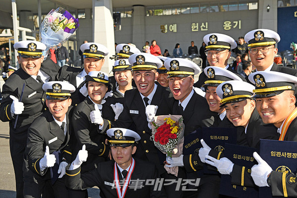 11월29일 경남 창원시 해군사관학교에서 열린'제127기 사관후보생 임관식'에서 신임 소위들이 동기들과 함께 기념촬영을 하고 있다.(사진_해군)