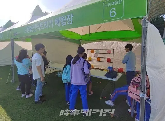 드론 레이싱·축구 경진대회, 드론낚시, 드론 풍선터트리기 체험 등 시민이 즐길 수 있는 프로그램으로 다채롭게 구성됐다.사진은 드론풍선터트리기 체험 현장모습이다(사진_송상교기자)