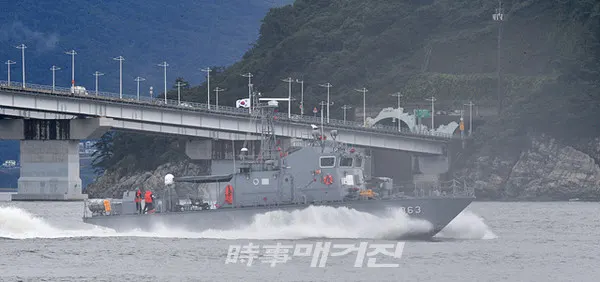 해군 진해기지사령부는 “29일 거가대교 인근 해상에서 국가 중요시설 및 해안 대공취약지 대상 관계기관 간 합동훈련을 실시했다”고 밝혔다.(사진_해군 진해기지사령부)