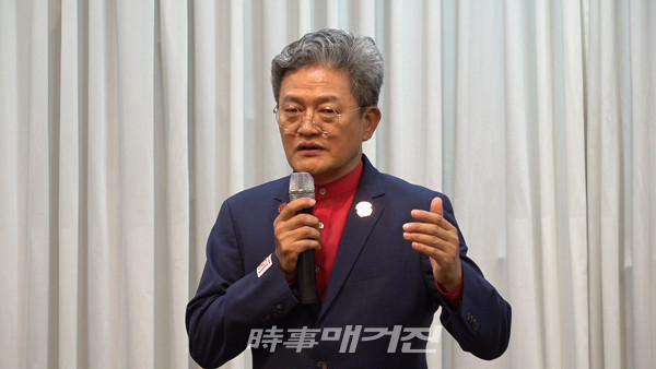 환영사를 하고 있는 1879그룹 이동현 회장