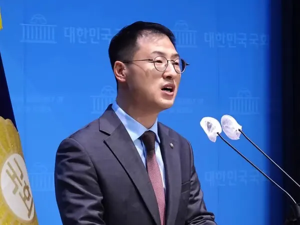 김상욱 의원 국회 소통관에서 윤석열 탄핵에 찬성하겠다는 기자회견을 하고있다.(사진_국민의힘)