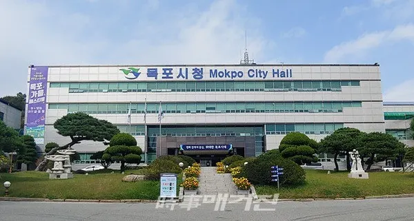 목포시는 “그동안 시행해온 상하수도요금 연체료 부과기준을 시민부담을 줄이는 방식으로 개정하여 오는 7월부터 시행한다”고 17일 밝혔다.사진은 목포시청 청사 전경이다.(사진_송상교기자)