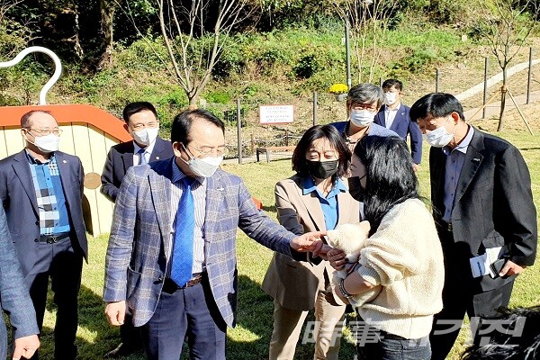 김종식 시장이 22일 반려동물 놀이터 개장식으 마치고 애견인과 반려동물을 살펴보고 있다./사진=이병석 기자
