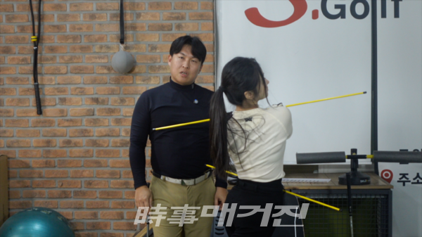 어깨가 충분히 회전하면서도 하체가 고정되어 있는지 체크한다. /사진_에스골프아카데미