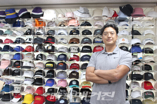 ‘직원이 행복해야 회사가 성장한다’는 신념으로 회사를 운영하는 모자팩토리 심기대 대표.