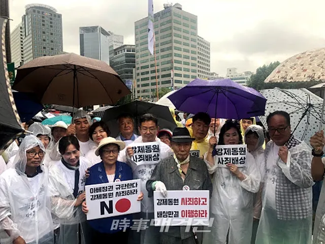 12일 김태원 의병장의 전적지인 광주 어등산(광산구)에서 돛을 올린 ‘광주 시민의병대’(의병대장 이용빈)가 15일 열린 서울 광화문 반일 시민대회에서 맹활약을 펼쳤다. 사진은 일본 미쓰비시 공장에 끌려가 갖은 고초를 겪은 이춘식 할마버지, 양금덕 할머니와 함께 한 광주시민의병대. (사진_더불어민주당)