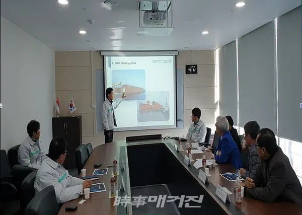광양만권경제자유구역청 김갑섭 청장은 여수광양항만공사 차민식 사장과 2월 3일 율촌제1산단에 입주한 ㈜상상인선박기계/인더스트리를 방문하여 기업체의 경영현황과 애로사항을 청취하고 생산현장을 둘러봤다.(사진_광양만권경제자유구역청)