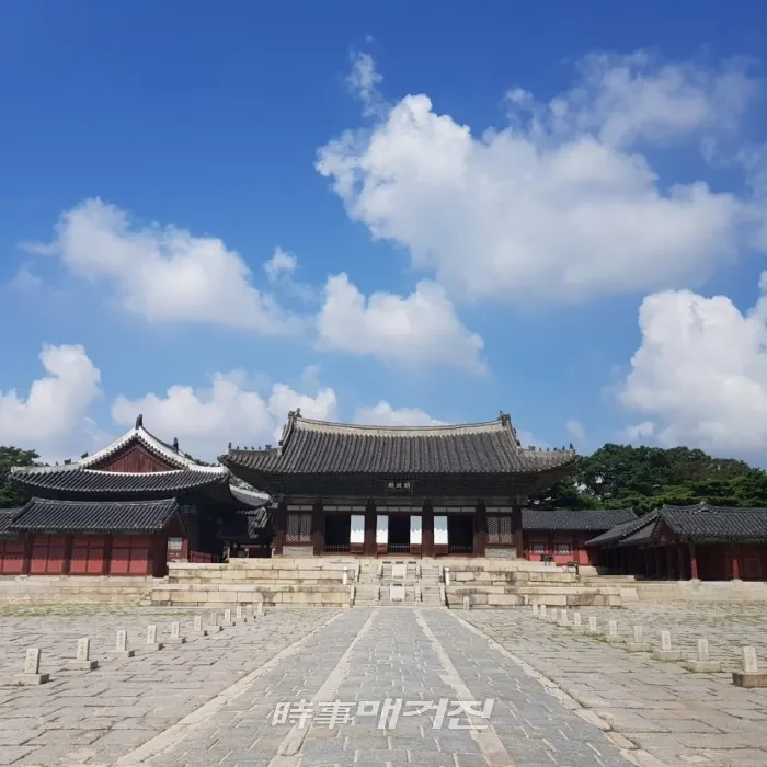 명정전정면 , 문화재청 궁능유적본부는 오는 22일부터 창경궁에서 관람객들이 별도의 관람권을 구입하지 않고 교통카드 결제 시스템을 이용해 바로 궁궐에 입장할 수 있는 ‘관람권 교통카드 결제 서비스’를 선보인다.(사진_문화재청)