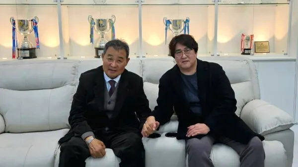 울산시태권도협회 김화영 회장과 박민준 전무가 손을 맞잡고 있다.(사진_울산시태권도협회)