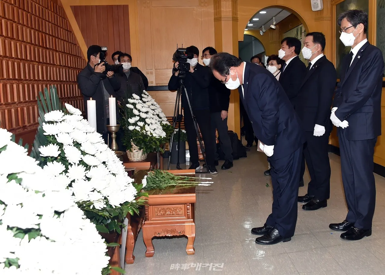 김석준 부산광역시교육감이 1일 오전 9시 서구 부산광복기념관에서 이병진 부산시장 권한대행과 신상해 부산시의회 의장, 권율정 부산지방보훈청장 등이 참석한 가운데 열린 ‘제102주년 3·1절 기념식’에서 헌화와 분향을 하고 있다.(사진_부산교육청)