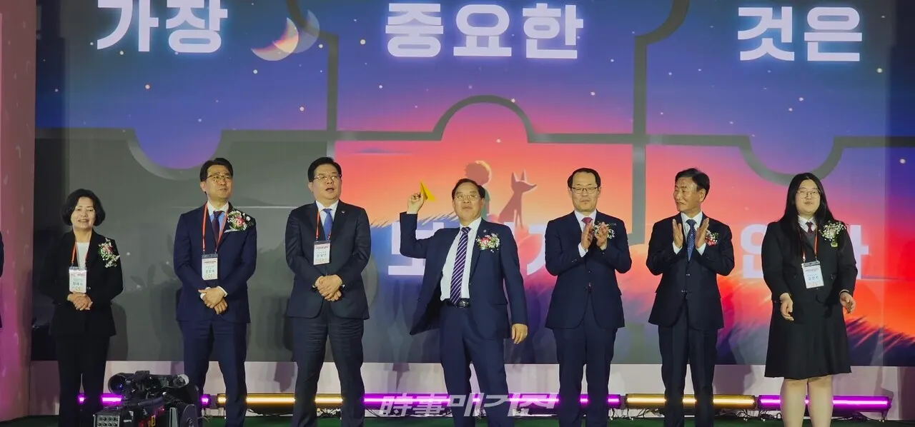 22일 진행된 '교육공동체 회복 대토론회'의 개막 퍼포먼스. 하윤수 부산시교육감이 이날 대토론회 개막식에 참석한 학생, 교사, 학부모와 함께 '교육공동체 회복'에 대한 희망을 담은 종이비행기를 날렸다. (사진_정유희 기자)