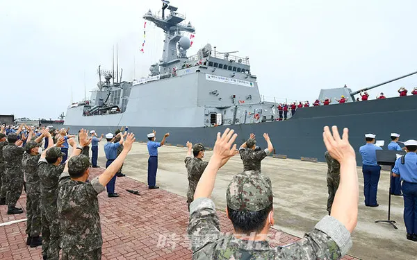 대한민국 해군 환태평양훈련(RIMPAC) 전대는 ‘2020 환태평양훈련’ 참가를 위해 7월 18일 오전 제주민군복합항에서 출항했다.사진은 해군 환태평양훈련(RIMPAC) 전대가 2020 환태평양훈련 참가를 위해 7월 18일 오전 제주민군복합항에서 출항했다. 2020 환태평양훈련에 참가하는 충무공이순신함이 장병들의 환송을 받으며 제주민군복합항에서 출항하고 있다.(사진_해군)