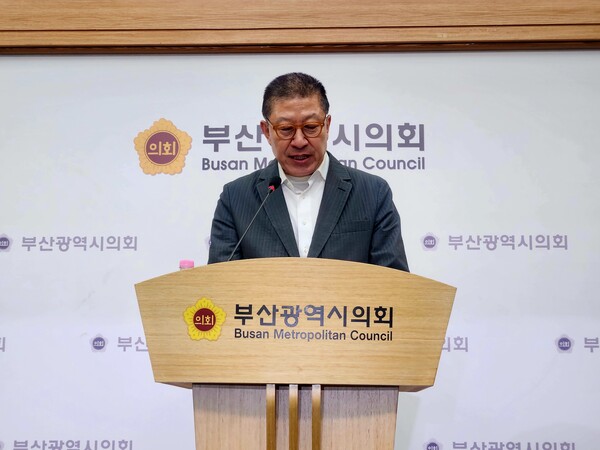 27일 박형준 부산시장이 예비후보 등록 후 출마선언을 통해 재선 도전을 공식화하고 '세계도시 부산' 완성 구상을 밝히고 있다.(사진_이규혁 기자)