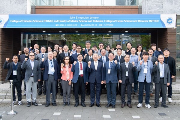 10일 국립부경대 동원장보고관 1층에서 열린 국립부경대학교 수산과학대학과 국립대만해양대학교의 국제 공동학술교류 행사에서 양 대학 교원과 학생들이 해양수산 분야 공동연구 및 학술교류 확대 방안을 논의하고 단체 기념촬영을 하고 있다.(사진_국립부경대)