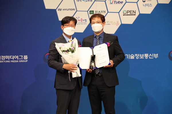 6월 10일(목) 밀레니엄 힐튼 서울호텔에서 열린 ‘2021 국가대표 브랜드 대상 시상식’에서 (왼쪽부터) 매경비즈 장종회 대표이사, 골프존 GDR 사업기획실 안웅기 상무가 기념사진을 촬영하고 있다.