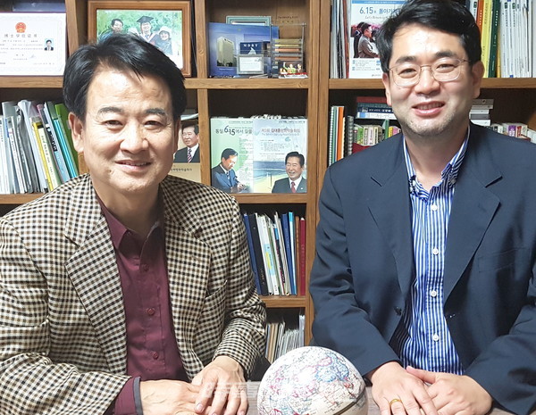 정동영 전 통일부 장관과 최재덕 원광대정치학교수(사진_반도기획출판사)