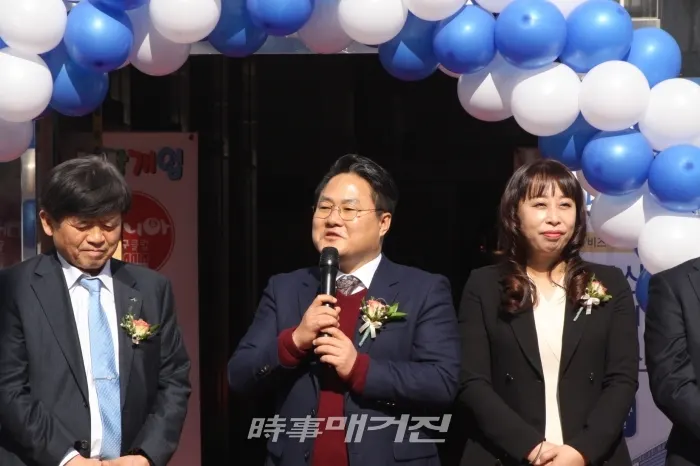 두산 명학 아너비즈타워 홍보관 OPEN 행사에서 인사말을 하고 있는 비에이플러스 김태복 회장(사진_시사매거진)