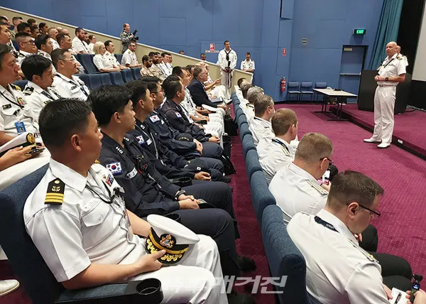 해군은 11월 4일(월)부터 15일(금)까지 호주 스털링 인근 해역에서 호주 해군 주최로 실시하는 다국적 연합 잠수함 구조훈련 「2019 서태평양 잠수함 탈출 및 구조훈련(PAC-REACH 2019)」에 참가한다. 11월 4일(월) 호주 스털링 기지에서 열린「2019 서태평양 잠수함 탈출 및 구조훈련」개막식에서 해군잠수함사령부 이순신함 승조원들이 호주 훈련관계자의 브리핑을 듣고 있다.(사진_해군_