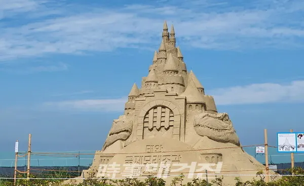 충남 태안 연포해수욕장에서 모래조각 축제가 열린다.