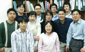 ▲ 경희대학교 친환경 다수확 신초형 벼 개발 WCU 사업단은 미래의 식량위기와 빈곤국가의 식량문제를 해결하기 위해 기존 수확량 이상의 생산량을 확보할 수 있는 다수확 품종 개발을 목표로 혼신의 노력을 경주하고 있다.